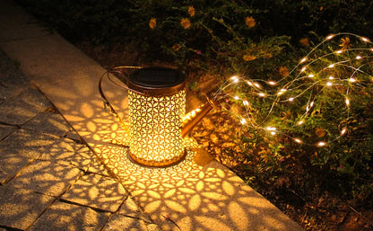 SOLAR POWERED DECORATIVE WATERING CAN WITH CASCADING LIGHT